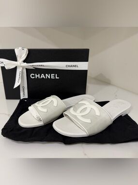 CHANEL White Slide Sandals with CC Logo